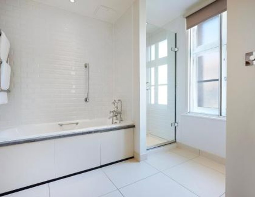 Habitación con dos camas dobles del hotel The Waldorf Hilton, London