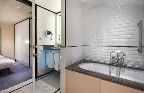 Suite Junior con cama King del hotel The Waldorf Hilton, London
