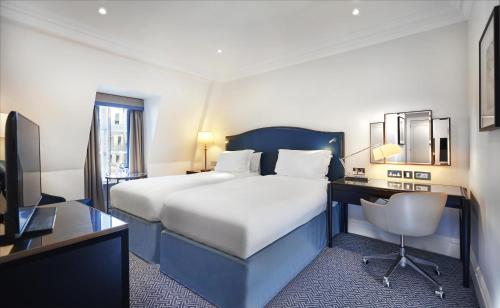 Habitación Twin (2 camas individuales) del hotel The Waldorf Hilton, London. Foto 1