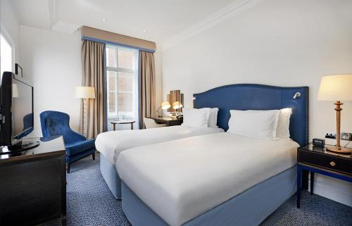 Habitación Deluxe Twin del hotel The Waldorf Hilton, London. Foto 1