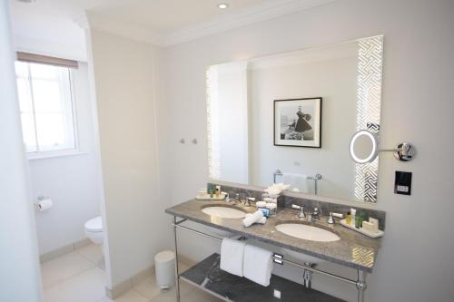 Habitación Deluxe Queen del hotel The Waldorf Hilton, London. Foto 1