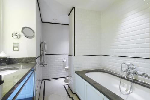 Habitación Executive King con acceso al salón del hotel The Waldorf Hilton, London