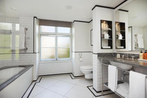 Habitación Executive King con acceso al salón del hotel The Waldorf Hilton, London. Foto 1