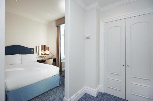 Habitación Queen del hotel The Waldorf Hilton, London. Foto 1