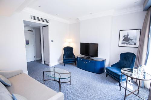 Suite Hilton Executive con acceso al salón del hotel The Waldorf Hilton, London. Foto 4