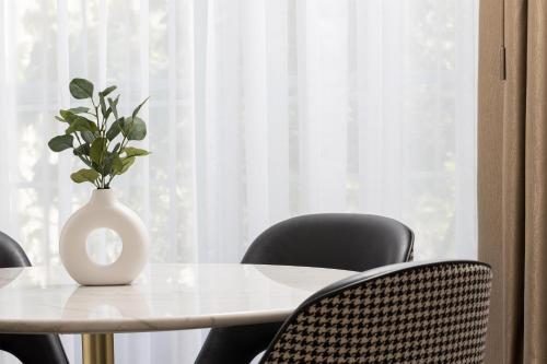 Suite King con acceso al salón del hotel The Waldorf Hilton, London. Foto 1