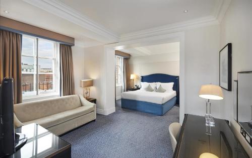 Suite Junior con cama King y acceso al salón del hotel The Waldorf Hilton, London