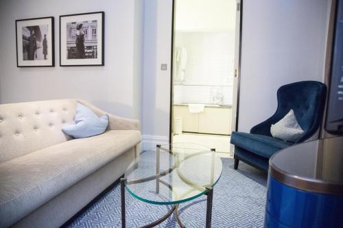 Suite Junior con cama King y acceso al salón del hotel The Waldorf Hilton, London. Foto 1