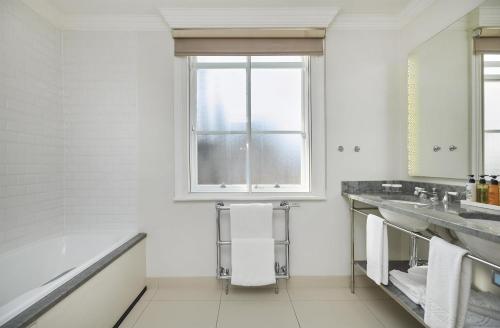 Suite Junior con cama King y acceso al salón del hotel The Waldorf Hilton, London. Foto 2