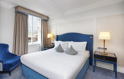 Suite Junior con cama King y acceso al salón del hotel The Waldorf Hilton, London. Foto 3