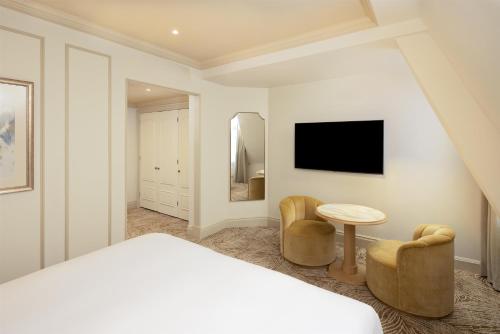 Waldorf King Room del hotel The Waldorf Hilton, London. Foto 1