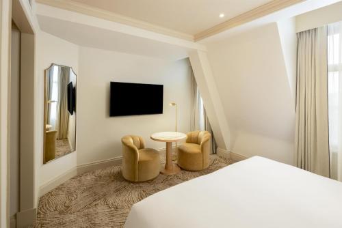Waldorf King Room del hotel The Waldorf Hilton, London. Foto 3