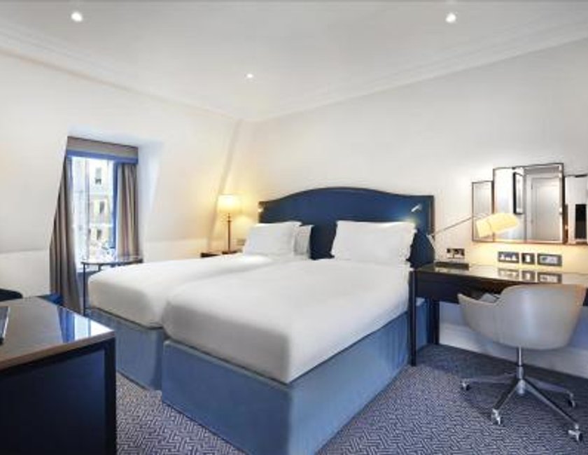 Habitación Twin (2 camas individuales) del hotel The Waldorf Hilton, London. Foto 2