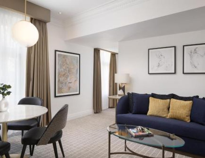 Suite King con acceso al salón del hotel The Waldorf Hilton, London. Foto 1