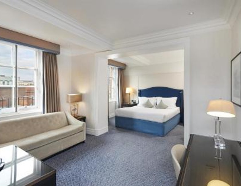 Suite Junior con cama King del hotel The Waldorf Hilton, London. Foto 1