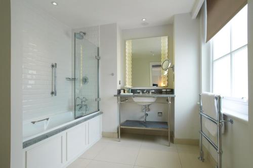 Habitación Twin (2 camas individuales) del hotel The Waldorf Hilton, London. Foto 3