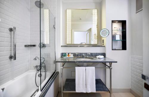 Habitación Twin (2 camas individuales) del hotel The Waldorf Hilton, London. Foto 6