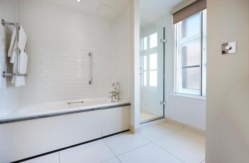 Habitación con dos camas dobles del hotel The Waldorf Hilton, London. Foto 3