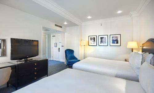 Habitación con dos camas dobles del hotel The Waldorf Hilton, London. Foto 5