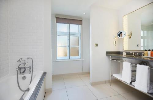 Habitación con dos camas dobles del hotel The Waldorf Hilton, London. Foto 6