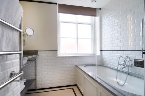 Habitación Superior Queen del hotel The Waldorf Hilton, London. Foto 2