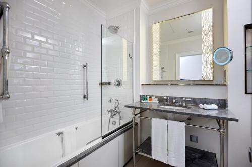 Habitación Deluxe Queen del hotel The Waldorf Hilton, London. Foto 3