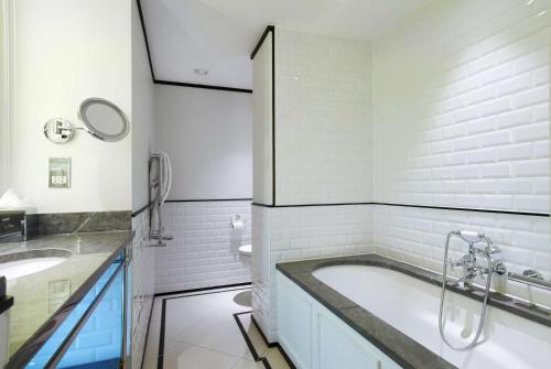 Habitación Executive King con acceso al salón del hotel The Waldorf Hilton, London. Foto 2