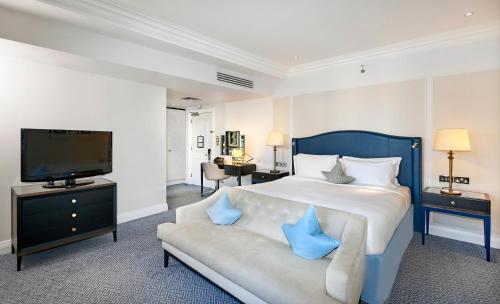 Habitación Executive King con acceso al salón del hotel The Waldorf Hilton, London. Foto 4