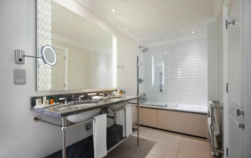 Habitación Executive King con acceso al salón del hotel The Waldorf Hilton, London. Foto 5