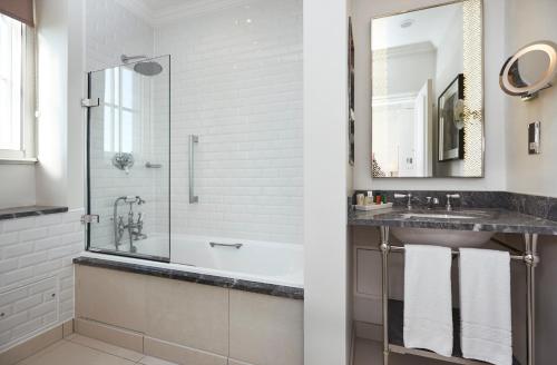 Habitación Queen del hotel The Waldorf Hilton, London. Foto 2