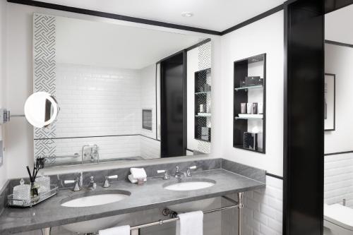 Suite King con acceso al salón del hotel The Waldorf Hilton, London. Foto 2