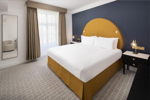 Suite King con acceso al salón del hotel The Waldorf Hilton, London. Foto 3