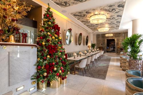 Suite Junior con cama King del hotel The Waldorf Hilton, London. Foto 3