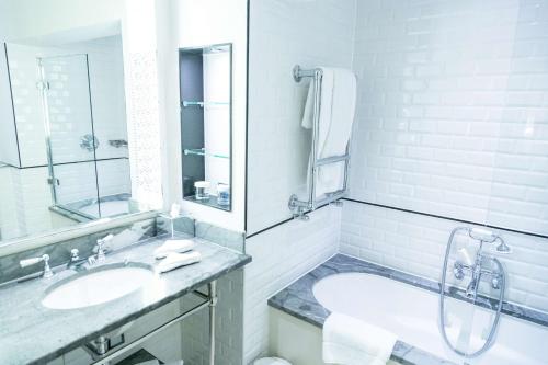 Suite Junior con cama King y acceso al salón del hotel The Waldorf Hilton, London. Foto 5