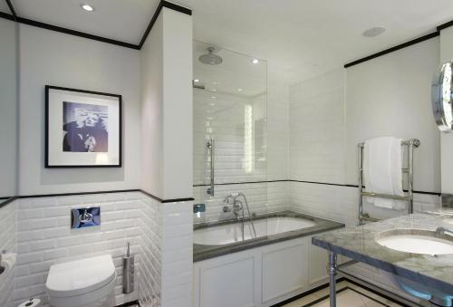 Suite Junior con cama King y acceso al salón del hotel The Waldorf Hilton, London. Foto 6