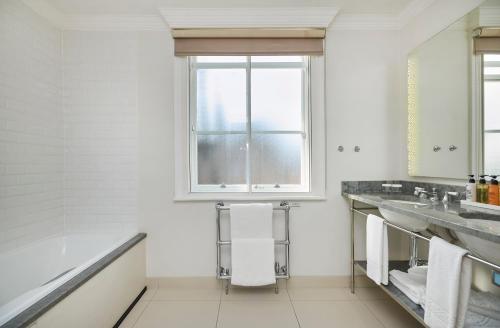 Suite Junior con cama King y acceso al salón del hotel The Waldorf Hilton, London. Foto 7