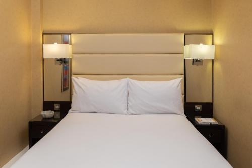 Habitación Doble Club del hotel Park Grand Hyde Park. Foto 1