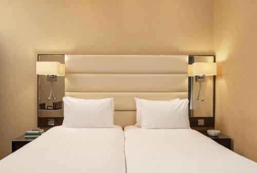 Habitación Triple Deluxe del hotel Park Grand Hyde Park. Foto 1
