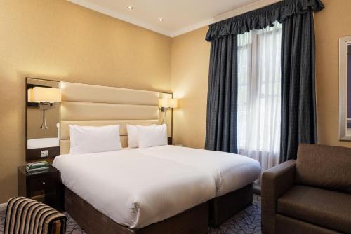 Habitación Triple Deluxe del hotel Park Grand Hyde Park. Foto 3
