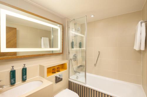 Habitación Doble Deluxe en esquina con cama grande del hotel Doubletree By Hilton London - Hyde Park