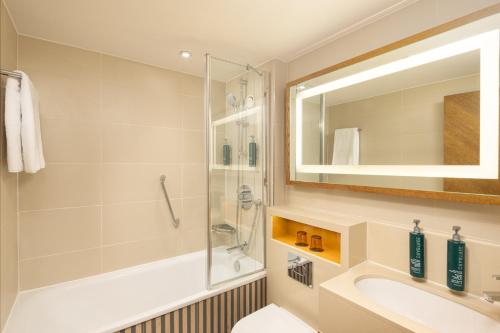 Habitación Familiar de 2 dormitorios comunicados del hotel Doubletree By Hilton London - Hyde Park. Foto 1