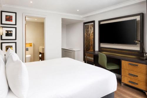 Habitación con cama extragrande del hotel Doubletree By Hilton London - Hyde Park. Foto 1