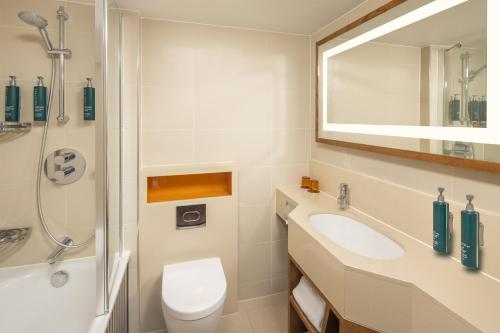 Habitación con cama extragrande del hotel Doubletree By Hilton London - Hyde Park