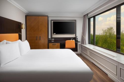 Habitación Doble Deluxe en esquina con cama grande del hotel Doubletree By Hilton London - Hyde Park. Foto 2