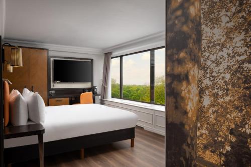 Habitación Doble Deluxe en esquina con cama grande del hotel Doubletree By Hilton London - Hyde Park. Foto 7