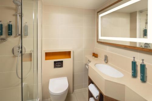 Habitación doble deluxe con cama grande y balcón del hotel Doubletree By Hilton London - Hyde Park