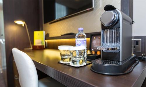 Habitación doble deluxe con cama grande y balcón del hotel Doubletree By Hilton London - Hyde Park. Foto 4