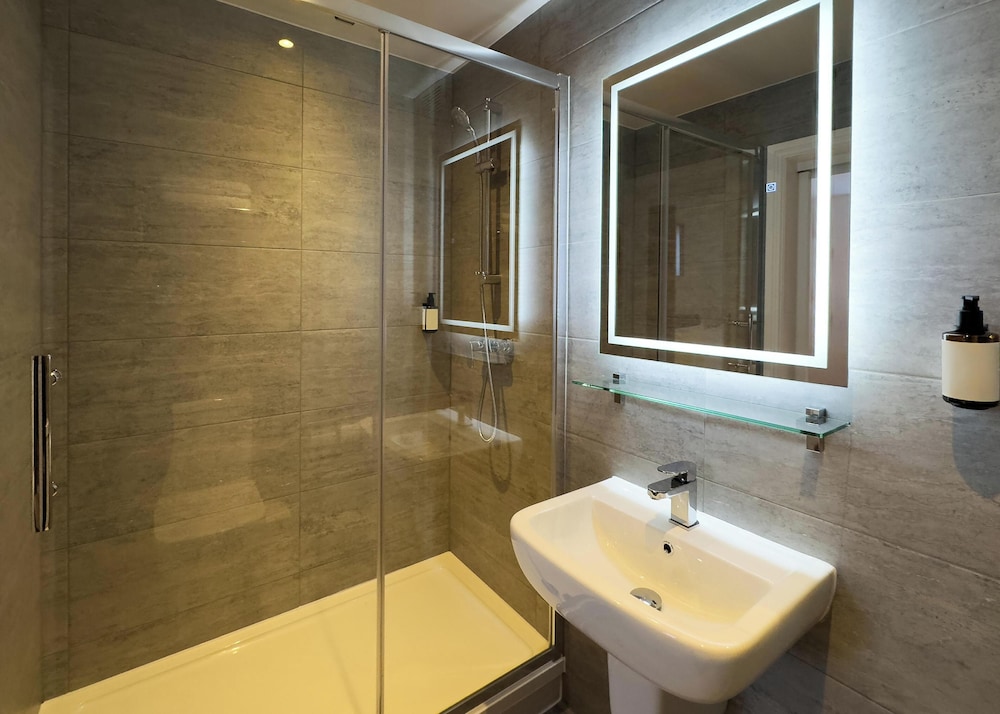 Habitación doble Premier 1 Cama doble del hotel Berjaya Eden Park London. Foto 3