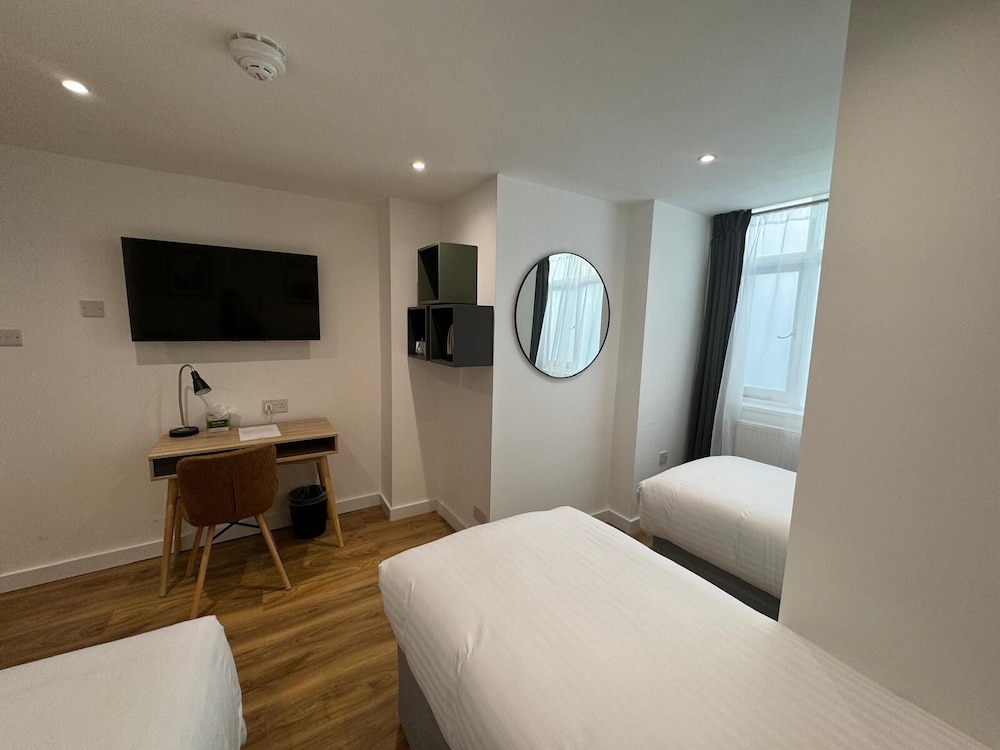 Habitación triple Premier del hotel Berjaya Eden Park London. Foto 1