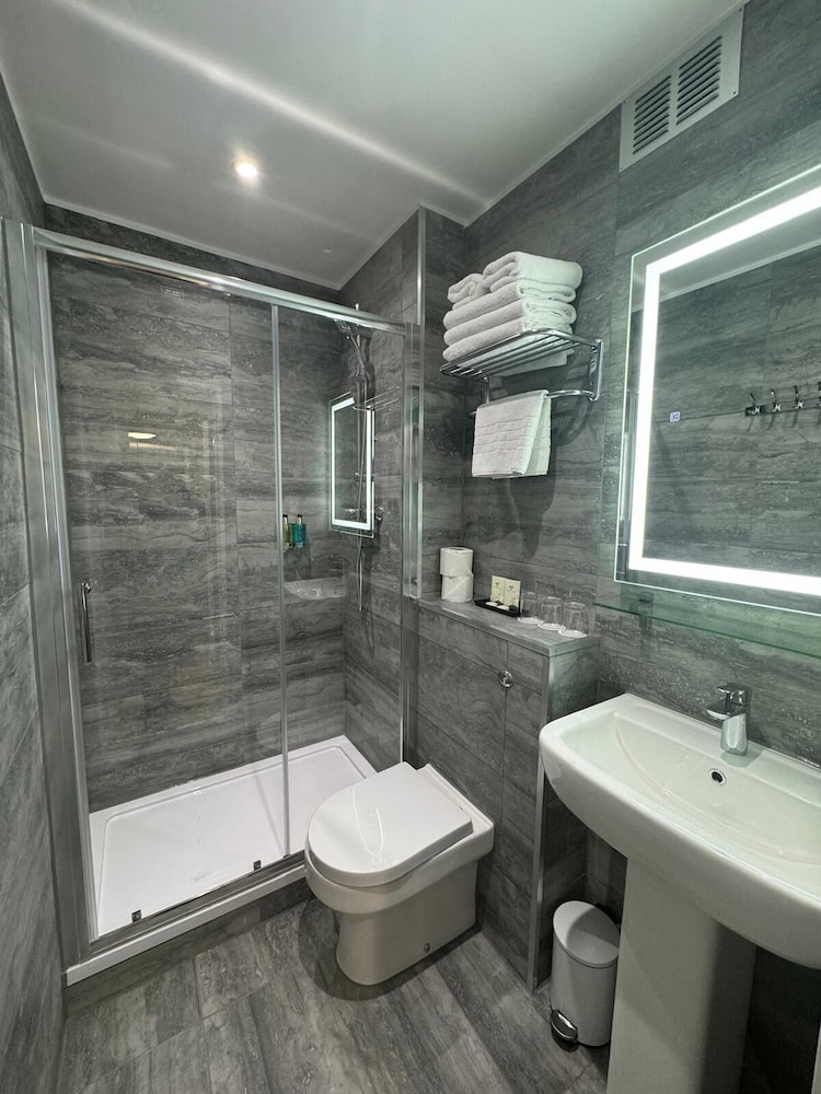 Habitación triple Premier del hotel Berjaya Eden Park London. Foto 2